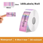 Main présentant une étiquette holographique rose devant son rouleau, au format 40 sur 12 mm