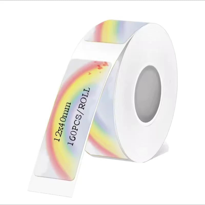Rouleau blanc dont la bande arc-en-ciel se déroule, mention 12 x 40 mm et 160 pièces par rouleau