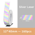 Rouleau d'étiquettes Silver Laser argentées irisées sur fond gris, avec un échantillon coté 40 x 12 mm
