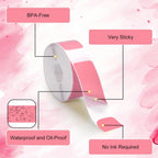 Rouleau d'étiquettes roses déroulé sur fond aquarelle, annoté sans BPA, très adhésif, résistant à l'eau et sans encre