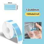 Rouleau d'étiquettes bleu irisé coté 40 x 12 mm, 160 étiquettes, et encart montrant l'étiquette Dad's Cup collée sur un verre rempli au robinet