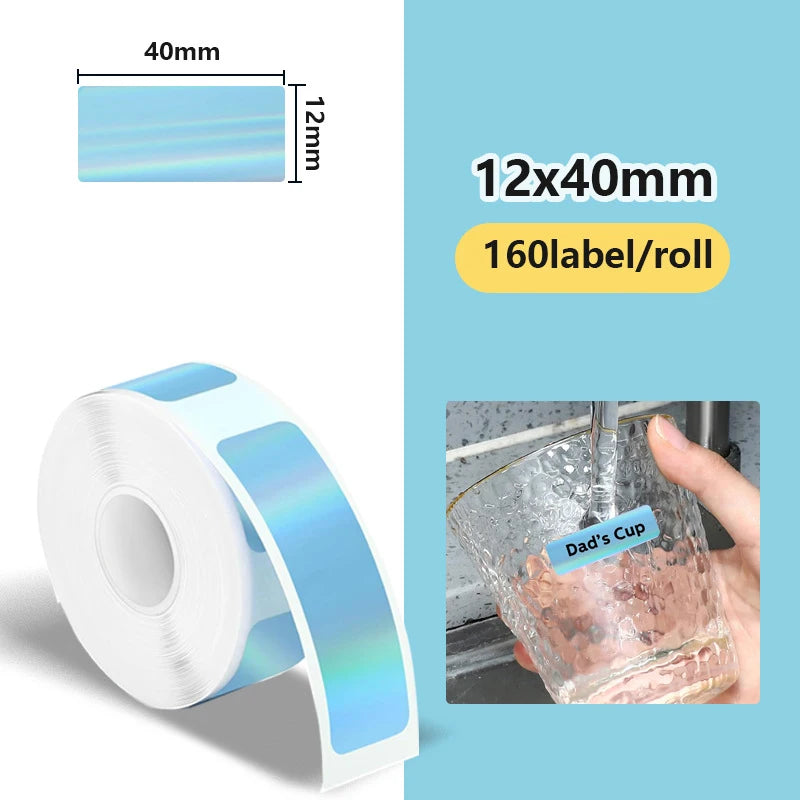 Rouleau d'étiquettes bleu irisé coté 40 x 12 mm, 160 étiquettes, et encart montrant l'étiquette Dad's Cup collée sur un verre rempli au robinet