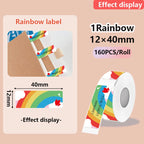 Modèle Rainbow à larges bandes arc-en-ciel : étiquettes posées en intercalaires sur un carnet kraft, avec le rouleau et la cote 40 x 12 mm