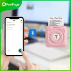 Main tenant un smartphone pendant l'appairage Bluetooth avec l'imprimante rose, qui imprime une liste « 30 days writing challenge »