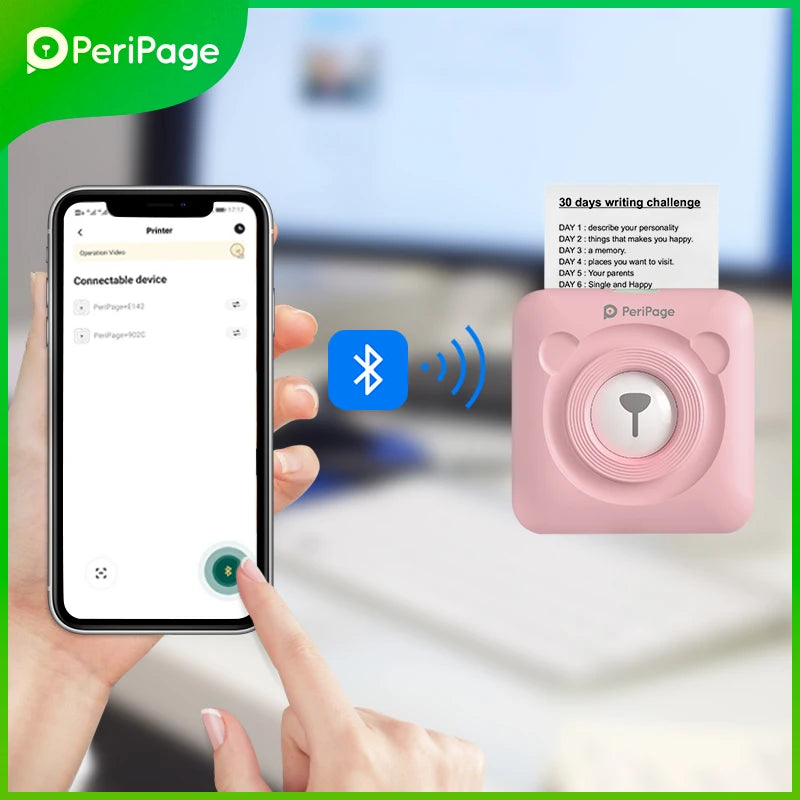 Main tenant un smartphone sur l'écran d'appairage Bluetooth, mini imprimante rose imprimant une liste