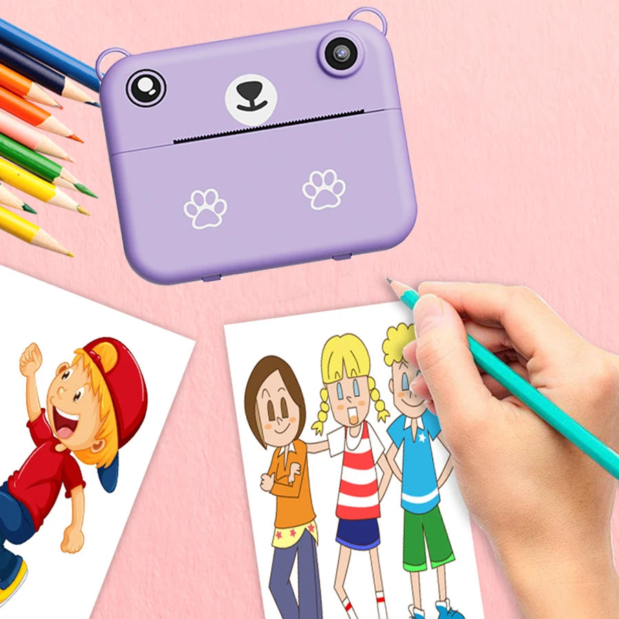 Appareil violet posé près de crayons de couleur, une main coloriant un dessin d'enfants imprimé