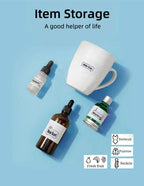Flacons de cosmétiques et mug blanc étiquetés sur fond bleu, avec vignettes d'étiquettes imprimées