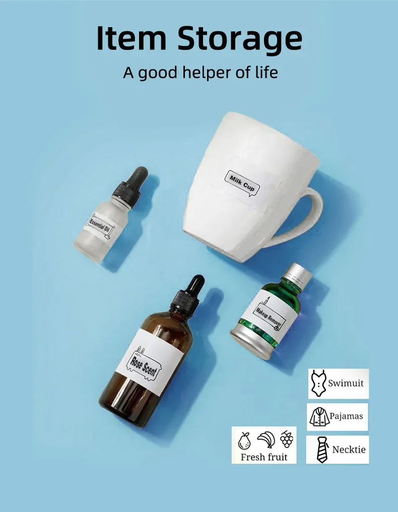 Flacons de cosmétiques et mug blanc étiquetés sur fond bleu, avec vignettes d'étiquettes imprimées