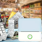 Imprimante thermique photo de poche posée dans un magasin, avec des tickets et des photos imprimés en noir et blanc