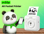 Illustration d'un panda tenant un smartphone à côté d'une imprimante blanche qui imprime un logo panda, sur fond vert