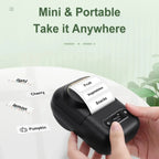 Main tenant une imprimante noire d'où sort une bande d'étiquettes Fruit, Vegetables et Snacks