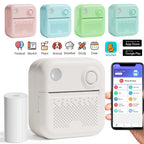 Quatre mini imprimantes rose, bleue, verte et vert d'eau alignées au-dessus d'une imprimante blanche avec son rouleau, d'un smartphone affichant l'application et d'un bandeau d'icônes d'usages