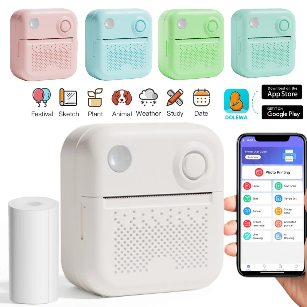 Quatre mini imprimantes rose, bleue, verte et vert d'eau alignées au-dessus d'une imprimante blanche avec son rouleau, d'un smartphone affichant l'application et d'un bandeau d'icônes d'usages