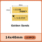 Deux étiquettes dorées Golden Sands imprimées d'un texte et d'une date, au format 40 x 14 mm