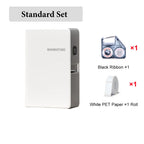 Pack standard : l'imprimante blanche et grise avec une cassette de ruban noir et un rouleau d'étiquettes PET