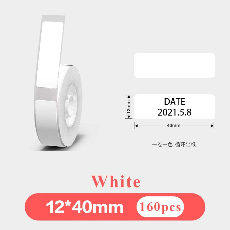 Rouleau d'étiquettes blanches 12 x 40 mm et un exemplaire imprimé portant la date 2021.5.8