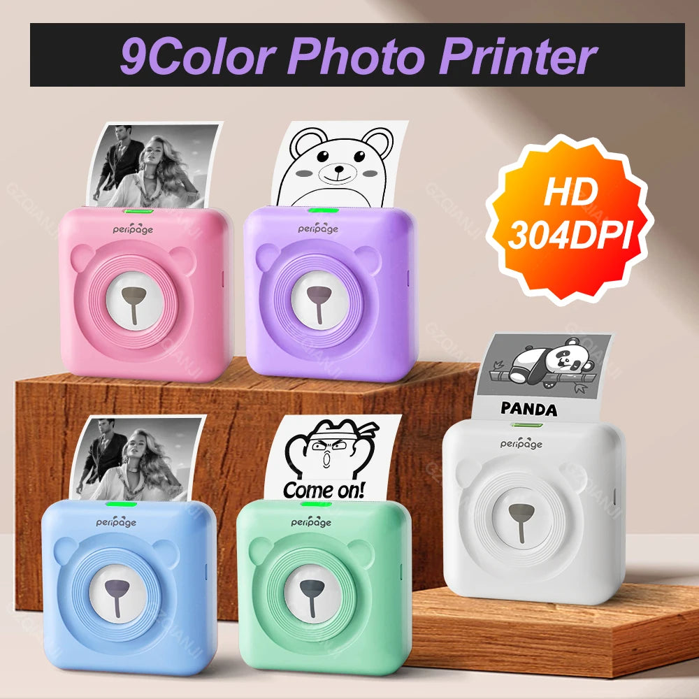 Cinq mini imprimantes ourson rose, violette, bleue, verte et blanche avec leurs tirages photo et dessins