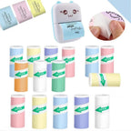 Rouleaux de papier thermique 57 mm en couleurs pastel autour d'une mini imprimante, avec des impressions en noir et blanc