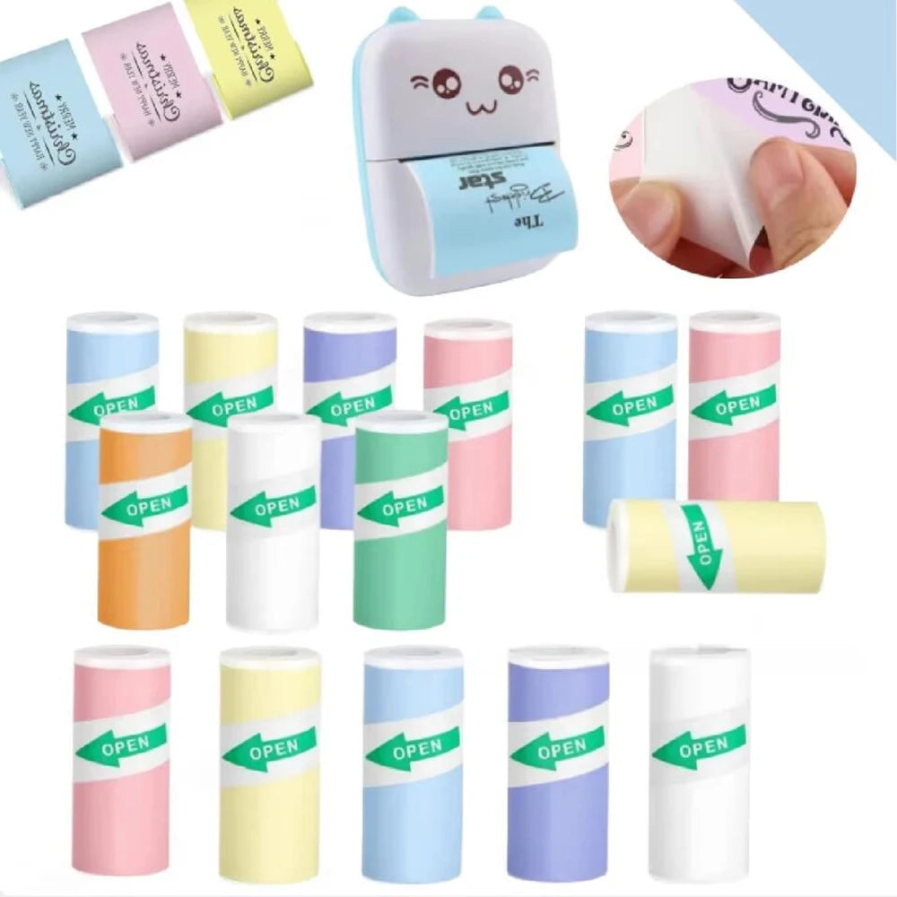 Rouleaux de papier thermique 57 mm en couleurs pastel autour d'une mini imprimante, avec des impressions en noir et blanc