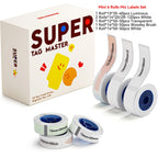 Coffret Super Tag Master fermé et six rouleaux d'étiquettes de formats variés, de 13 x 35 mm à 12,5 x 106 mm