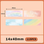 Quatre étiquettes fantaisie : arc-en-ciel étoilé, bulles corail, ciel bleu nuageux et bandes arc-en-ciel au crayon, 40 x 14 mm, 115 pièces
