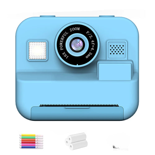 Appareil photo imprimante thermique rétro bleu vu de face, avec son flash et son gros objectif, des feutres de couleur et des rouleaux de papier thermique