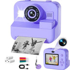 Appareil photo imprimante thermique rétro violet qui imprime une photo en noir et blanc, vu aussi de dos avec son écran et son objectif selfie, avec rouleaux de papier, feutres, câble USB et dragonne