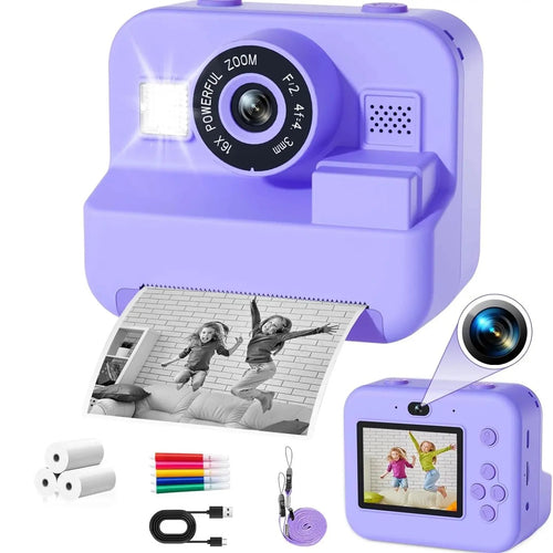 Appareil photo imprimante thermique rétro violet qui imprime une photo en noir et blanc, vu aussi de dos avec son écran et son objectif selfie, avec rouleaux de papier, feutres, câble USB et dragonne