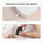 Deux alimentations : câble USB-C branché sur l'imprimante, ou compartiment à quatre piles AA (non fournies)