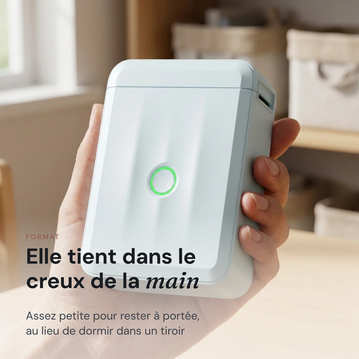 Imprimante à étiquettes enfant tenue dans une main, montrant sa petite taille