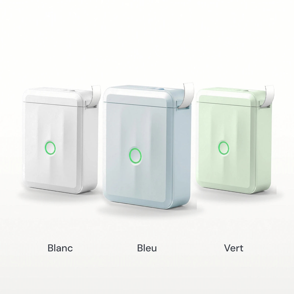 Les trois coloris de l'imprimante à étiquettes enfant : blanc, bleu et vert, alignés sur fond clair
