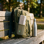 Imprimante thermique A4 portable glissée dans la poche d'un sac à dos