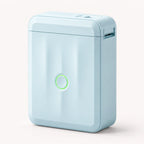 Imprimante thermique portable design NIIMBOT D110M bleu pastel, étiqueteuse Bluetooth vue de trois quarts, anneau lumineux vert