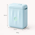 Imprimante thermique portable design NIIMBOT D110M : 9,8 × 7,6 × 3 cm pour 149 g, cotes fines sur fond crème