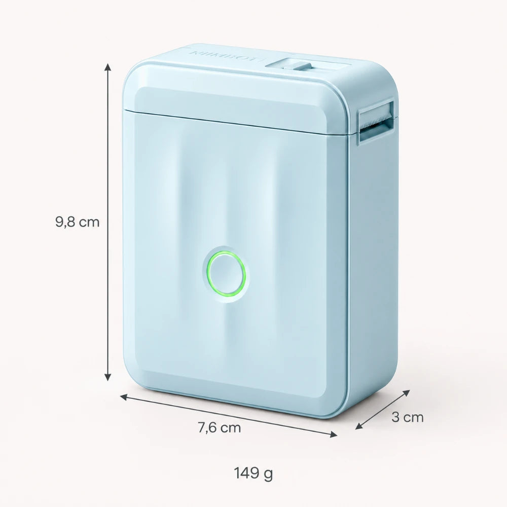Imprimante thermique portable design NIIMBOT D110M : 9,8 × 7,6 × 3 cm pour 149 g, cotes fines sur fond crème