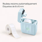 Rouleau d'étiquettes pré-découpées au premier plan, imprimante thermique NIIMBOT D110M couvercle ouvert : rouleau reconnu automatiquement, étiquettes de 8 à 15 mm