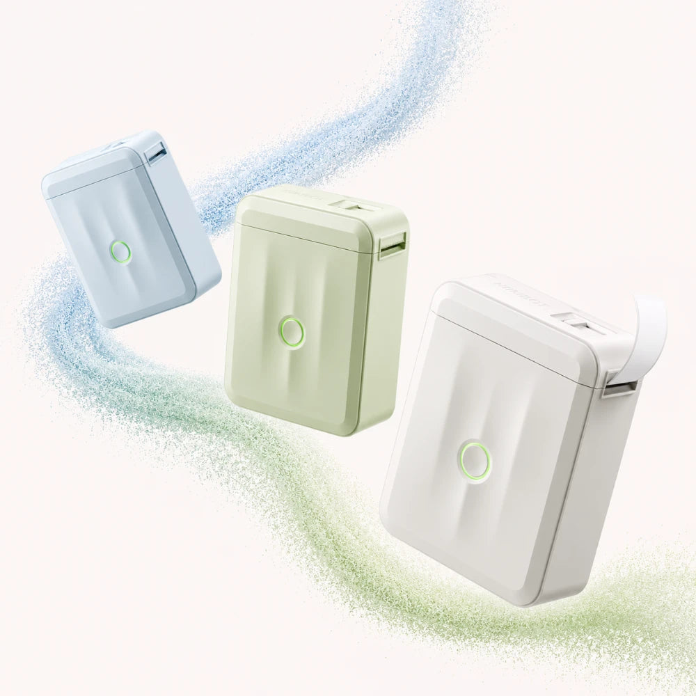 Imprimante thermique portable design NIIMBOT D110M en trois coloris flottants : bleu glacier, vert sauge et blanc cassé, étiquette qui sort du modèle blanc