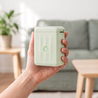 Imprimante NIIMBOT D110M vert sauge tenue dans la main : 9,8 × 7,6 cm pour 149 g