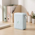 Étiquette étoile qui sort de l'imprimante NIIMBOT D110M bleu pastel, porte-revues étiquetés de pictogrammes sur le bureau