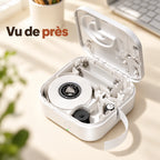 Imprimante thermique portable format poche ouverte : couvercle relevé, rouleau d'étiquettes et compartiment deux piles AAA