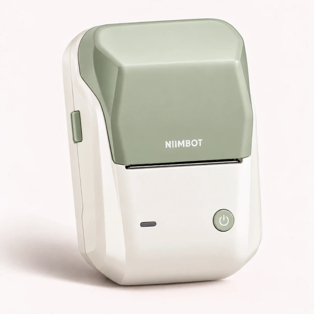 Imprimante thermique portable vert sauge, étiqueteuse Bluetooth sur fond crème